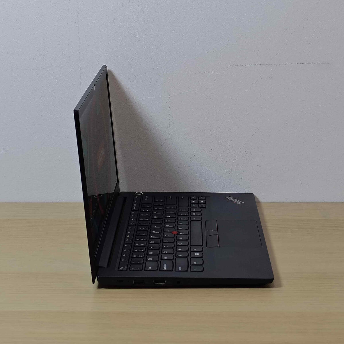 Lenovo Thinkpad E14G2 Samping Kanan Butik Laptop