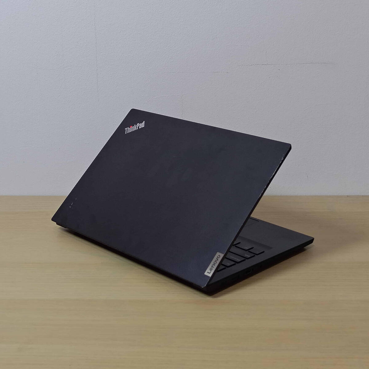 Lenovo Thinkpad E14G2 Belakang Kiri Lenovo Thinkpad E14G2 Belakang Kiri Butik Laptop