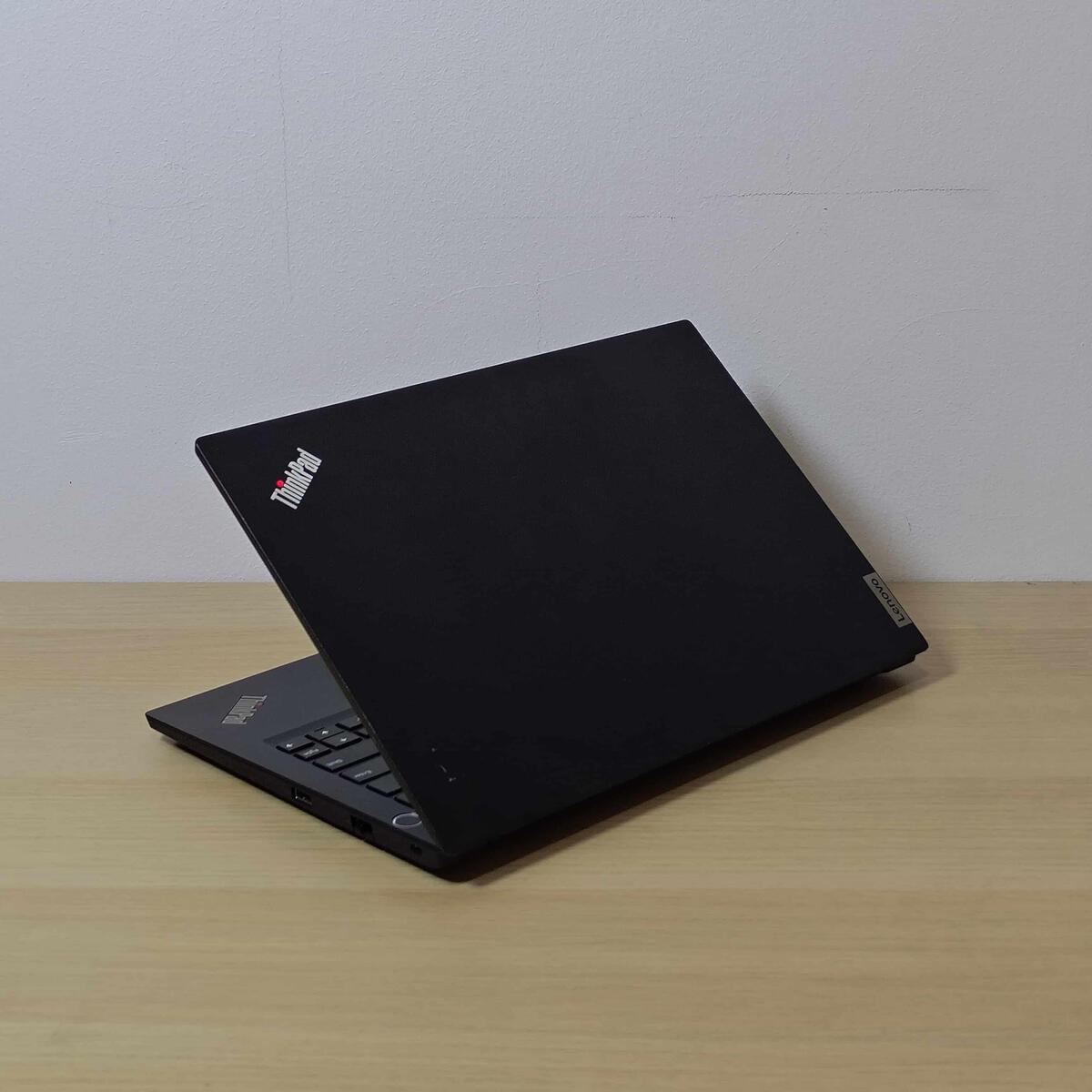 Lenovo Thinkpad E14G2 Belakang Kanan Lenovo Thinkpad E14G2 Belakang Kanan Butik Laptop